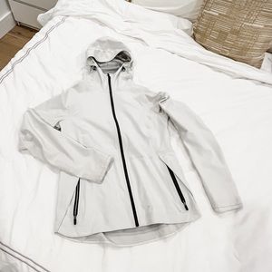 LULULEMON RAINCOAT 6 WHITE
